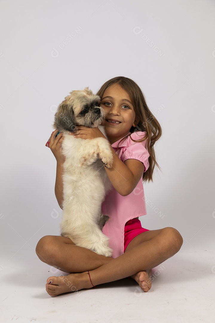 Linda garotinha brincando com seu fofinho cachorro fundo isolado branco