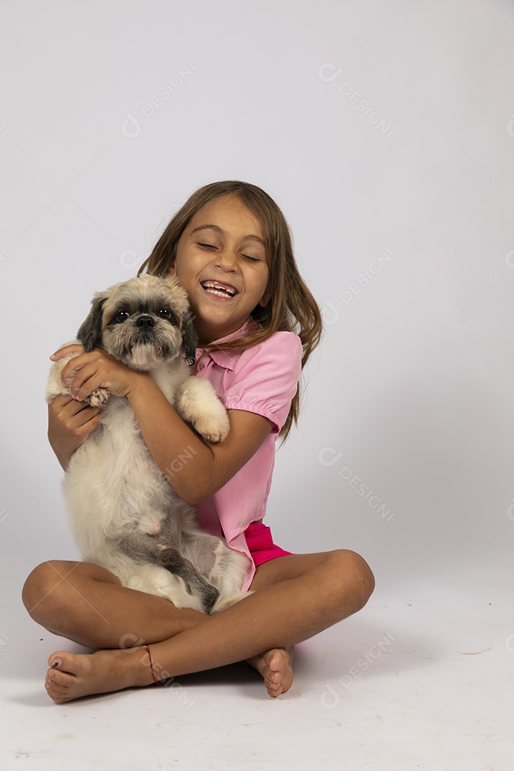 Linda garotinha brincando com seu fofinho cachorro fundo isolado branco