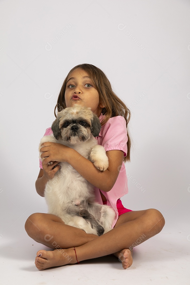 Linda garotinha brincando com seu fofinho cachorro fundo isolado branco