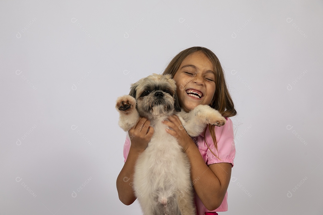 Linda garotinha brincando com seu fofinho cachorro fundo isolado branco