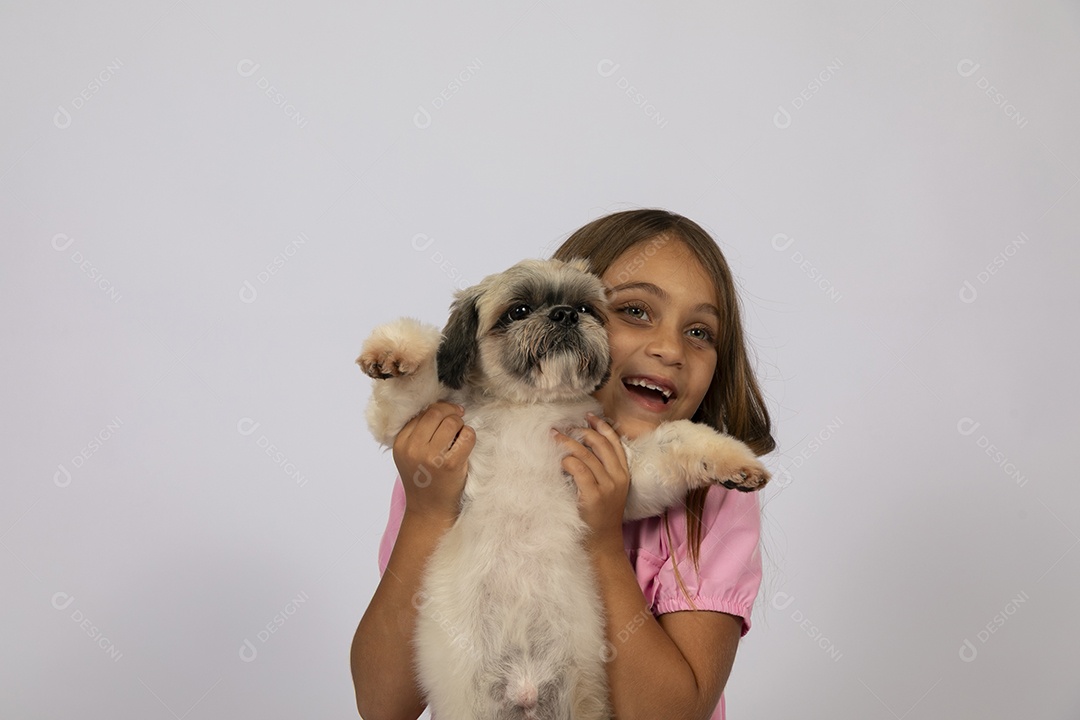 Linda garotinha brincando com seu fofinho cachorro fundo isolado branco