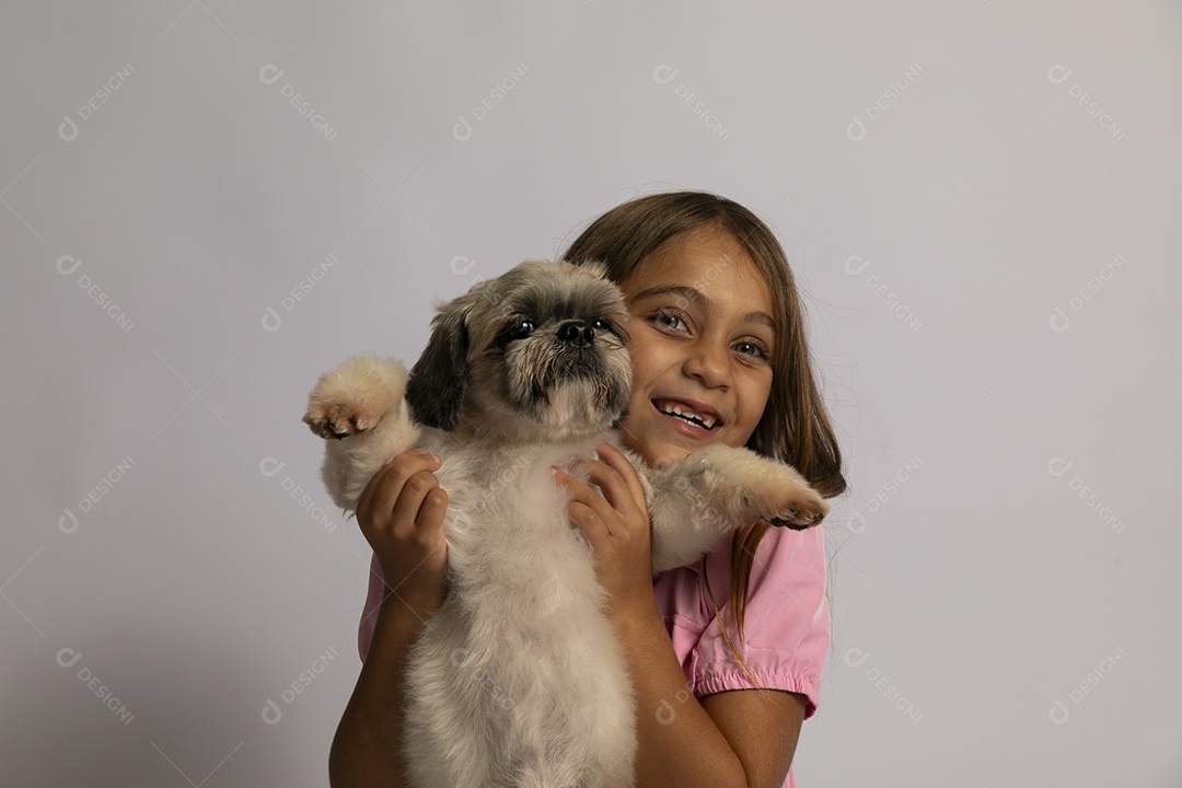 Linda garotinha brincando com seu fofinho cachorro fundo isolado branco