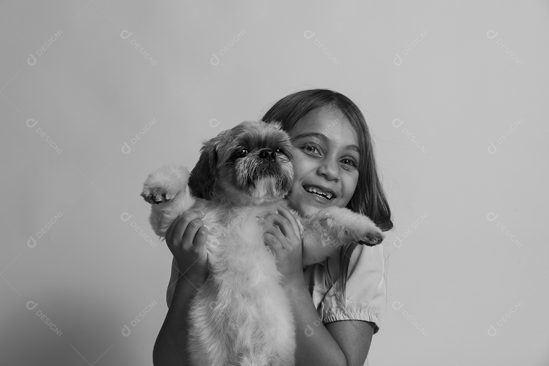 Linda garotinha brincando com seu fofinho cachorro fundo isolado branco