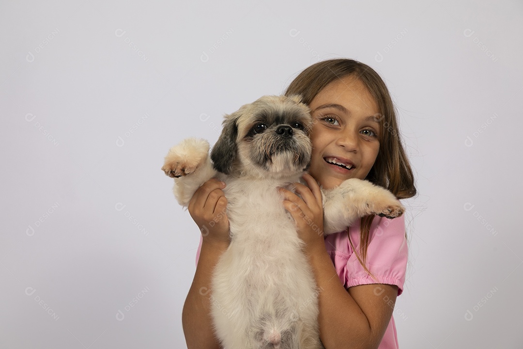 Linda garotinha brincando com seu fofinho cachorro fundo isolado branco