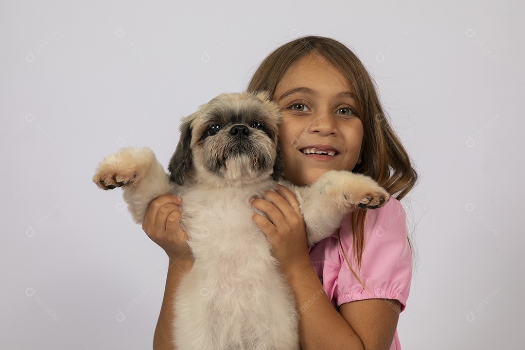 Linda garotinha brincando com seu fofinho cachorro fundo isolado branco