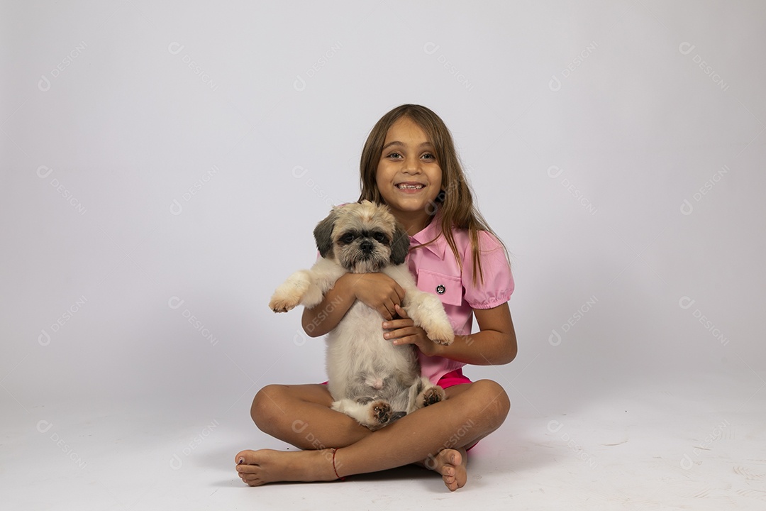 Linda garotinha brincando com seu fofinho cachorro fundo isolado branco