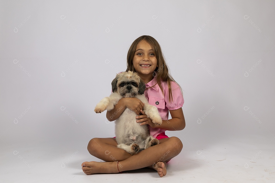 Linda garotinha brincando com seu fofinho cachorro fundo isolado branco