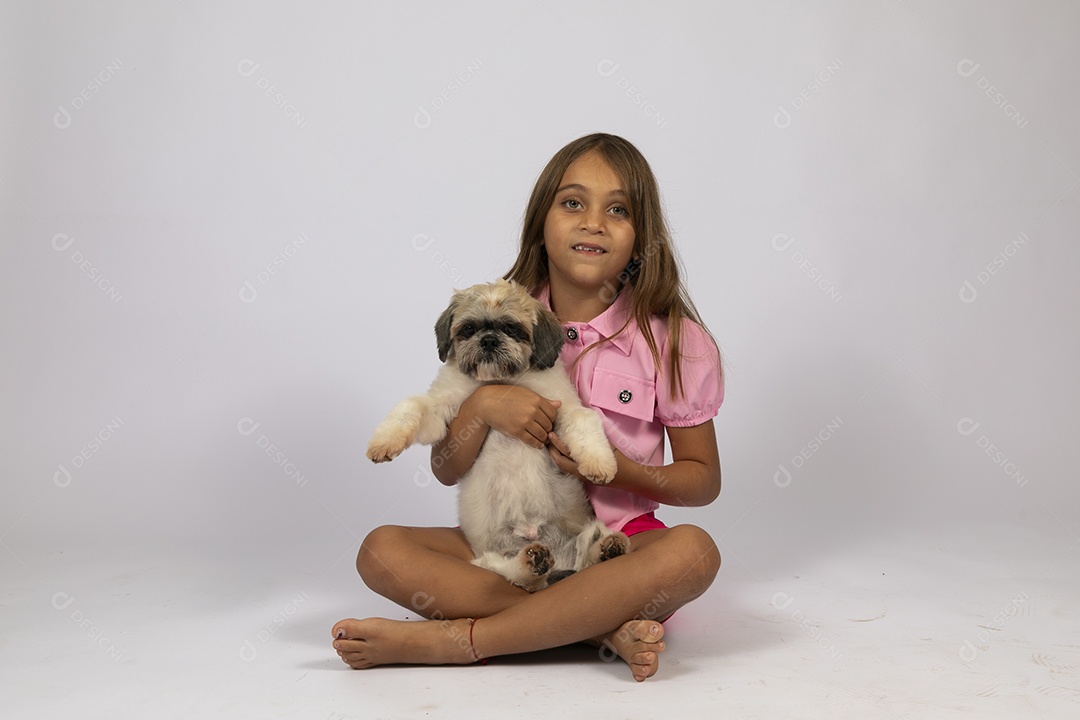 Linda garotinha brincando com seu fofinho cachorro fundo isolado branco