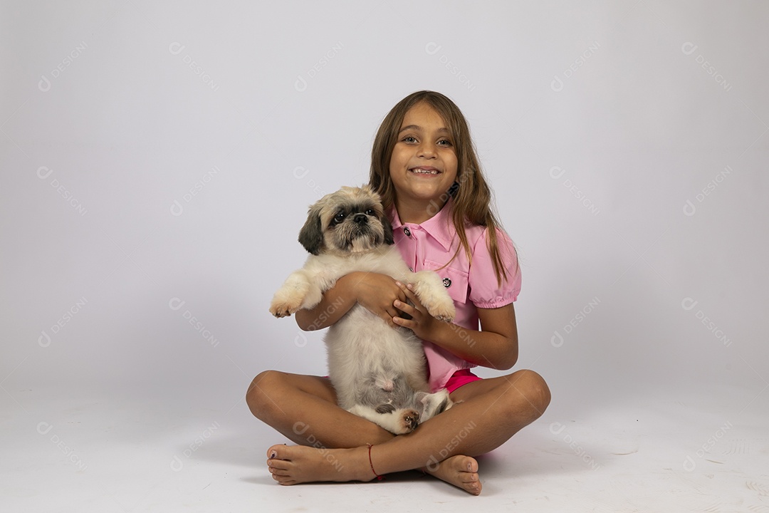 Linda garotinha brincando com seu fofinho cachorro fundo isolado branco