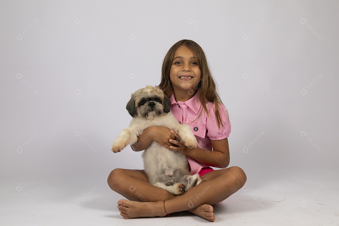 Linda garotinha brincando com seu fofinho cachorro fundo isolado branco