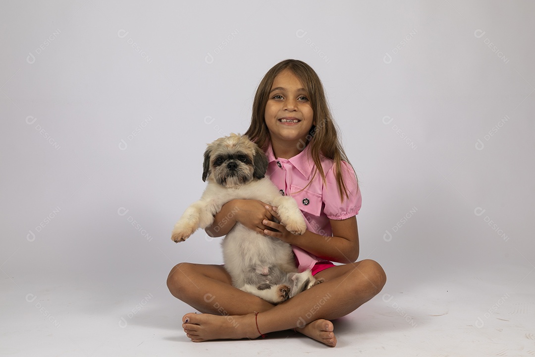 Linda garotinha brincando com seu fofinho cachorro fundo isolado branco