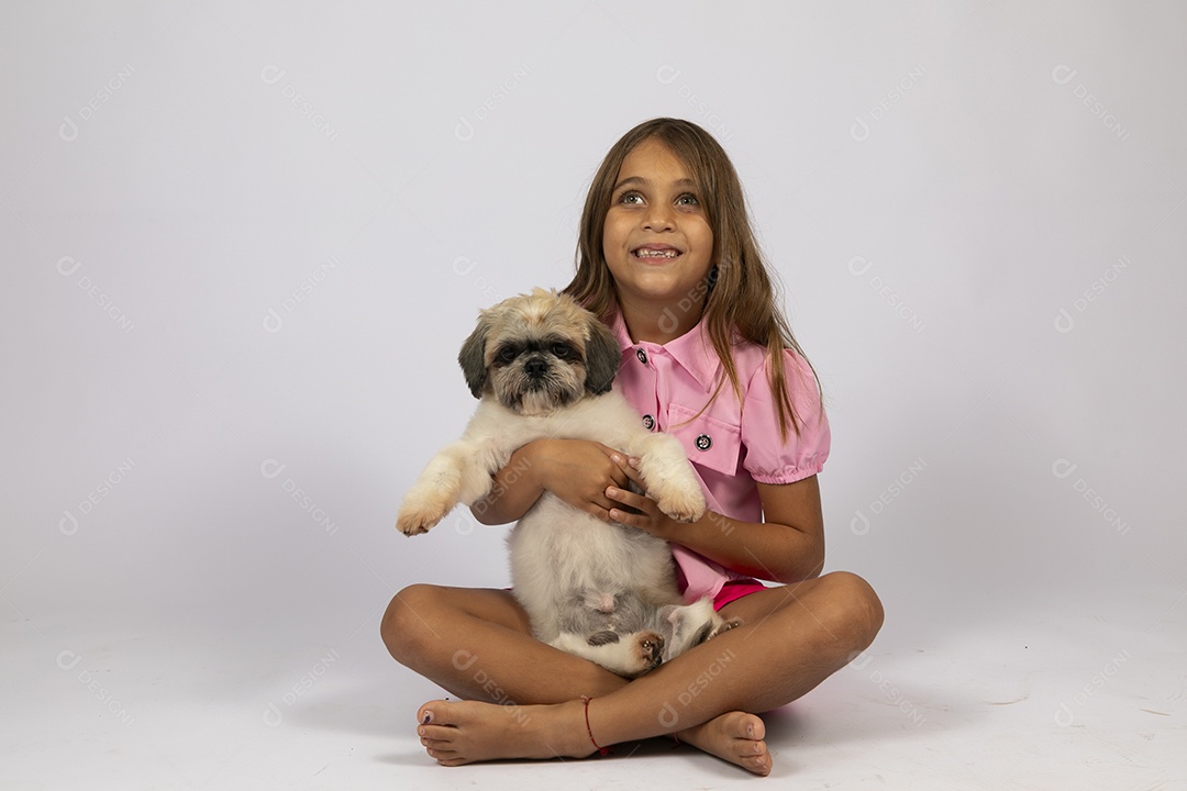 Linda garotinha brincando com seu fofinho cachorro fundo isolado branco