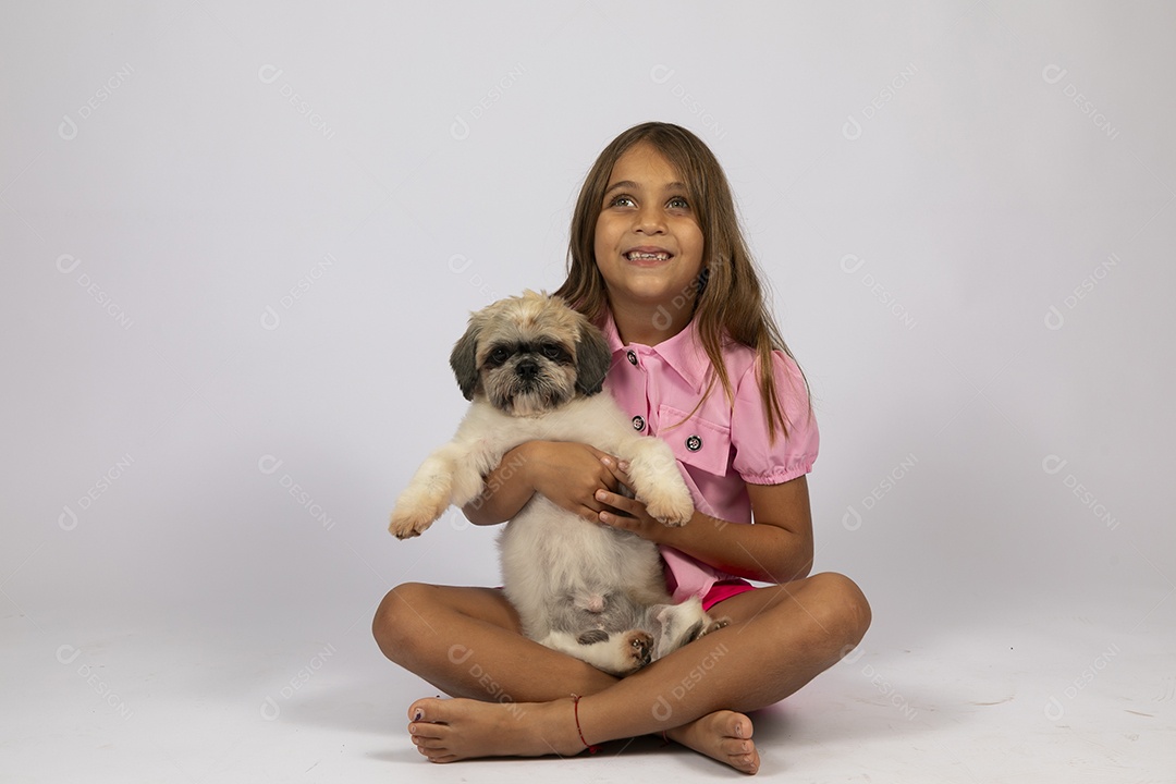 Linda garotinha brincando com seu fofinho cachorro fundo isolado branco