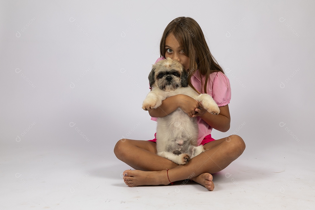 Linda garotinha brincando com seu fofinho cachorro fundo isolado branco