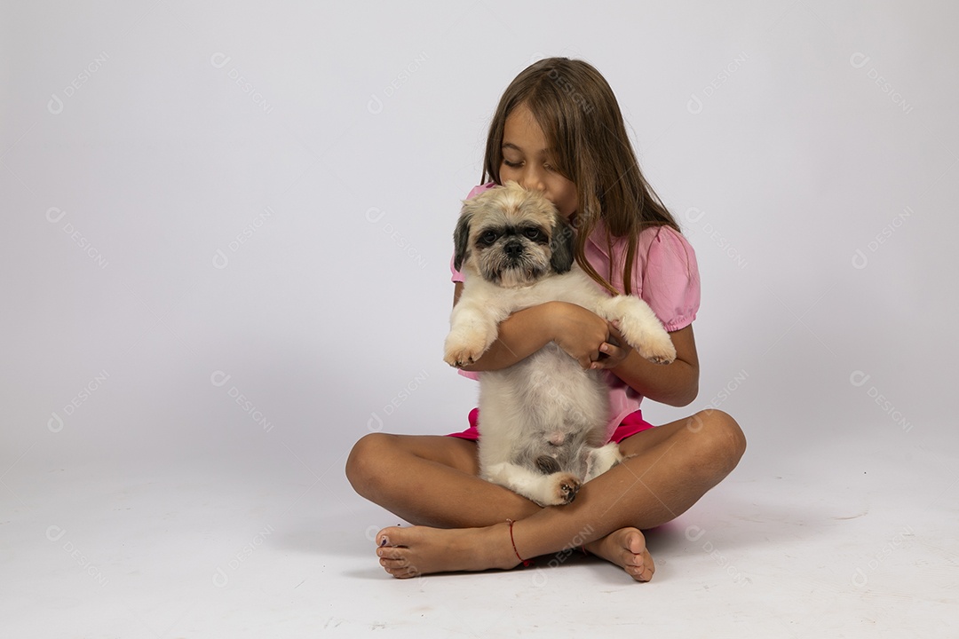 Linda garotinha brincando com seu fofinho cachorro fundo isolado branco