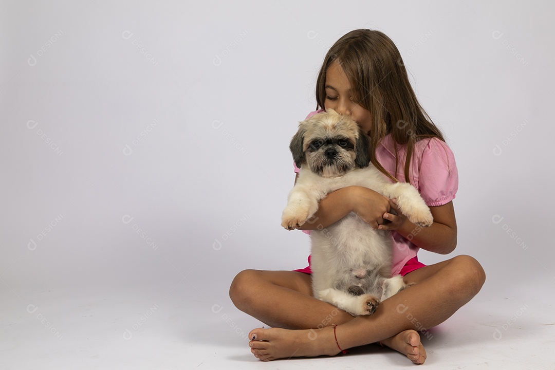 Linda garotinha brincando com seu fofinho cachorro fundo isolado branco