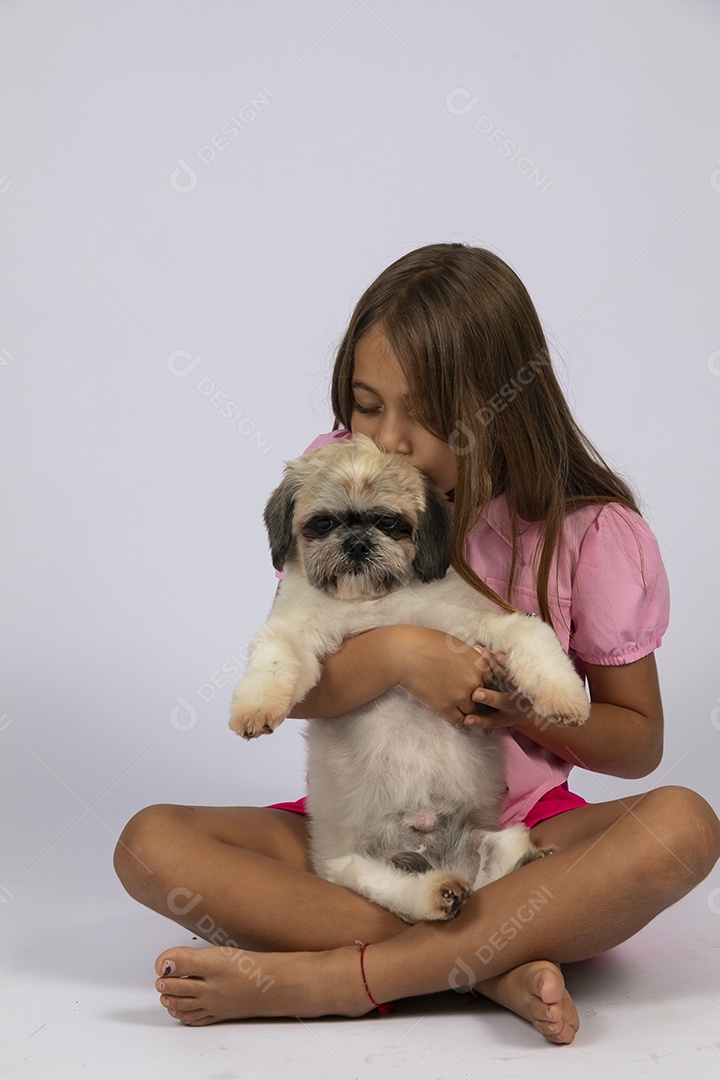 Linda garotinha brincando com seu fofinho cachorro fundo isolado branco
