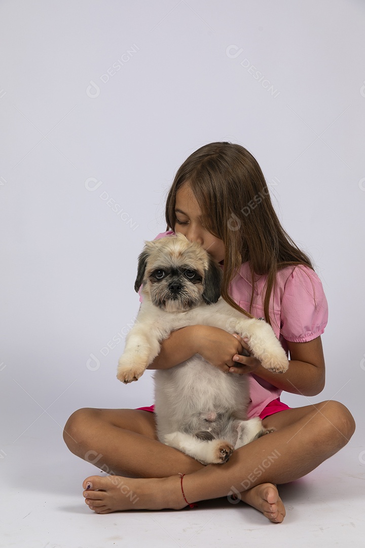 Linda garotinha brincando com seu fofinho cachorro fundo isolado branco