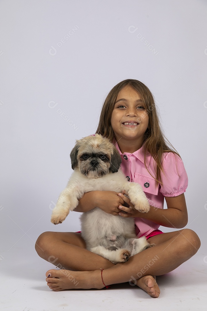 Linda garotinha brincando com seu fofinho cachorro fundo isolado branco