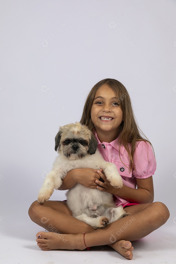 Linda garotinha brincando com seu fofinho cachorro fundo isolado branco