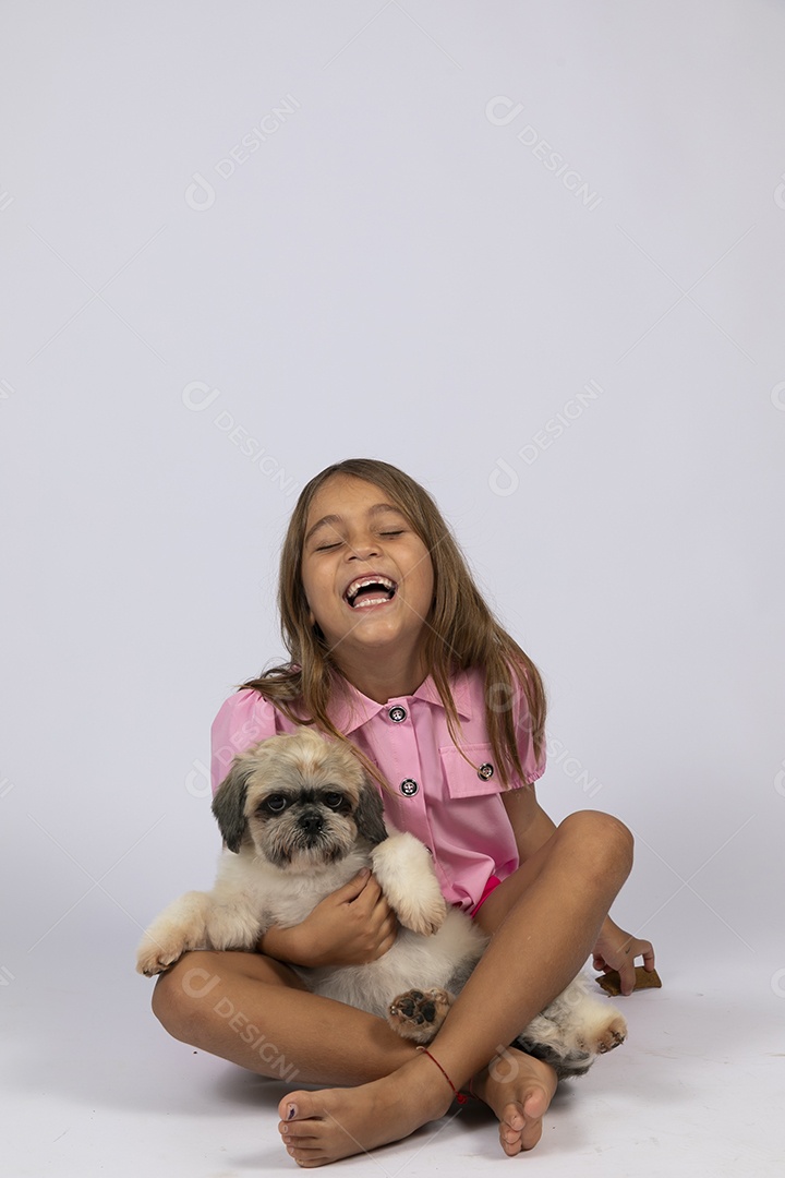 Linda garotinha brincando com seu fofinho cachorro fundo isolado branco