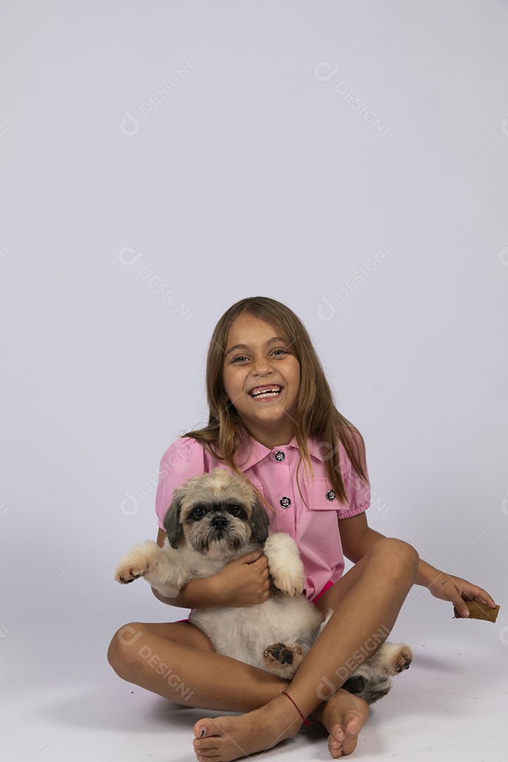 Linda garotinha brincando com seu fofinho cachorro fundo isolado branco