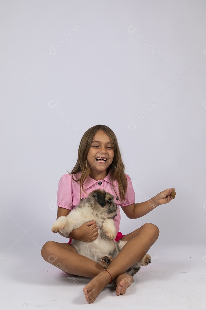 Linda garotinha brincando com seu fofinho cachorro fundo isolado branco