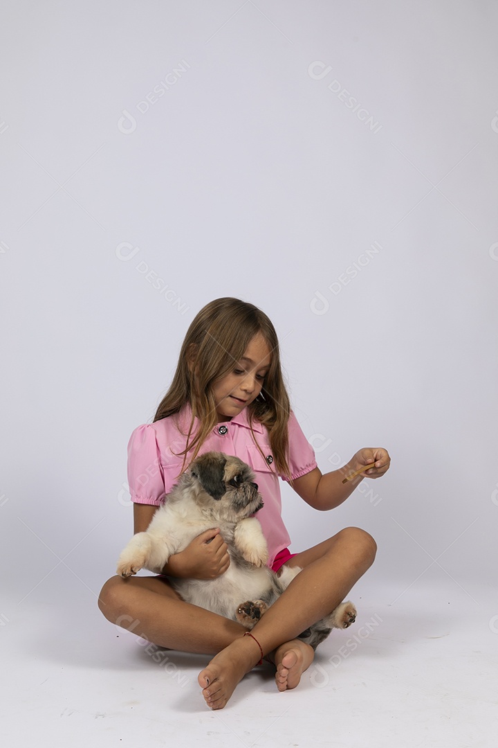 Linda garotinha brincando com seu fofinho cachorro fundo isolado branco