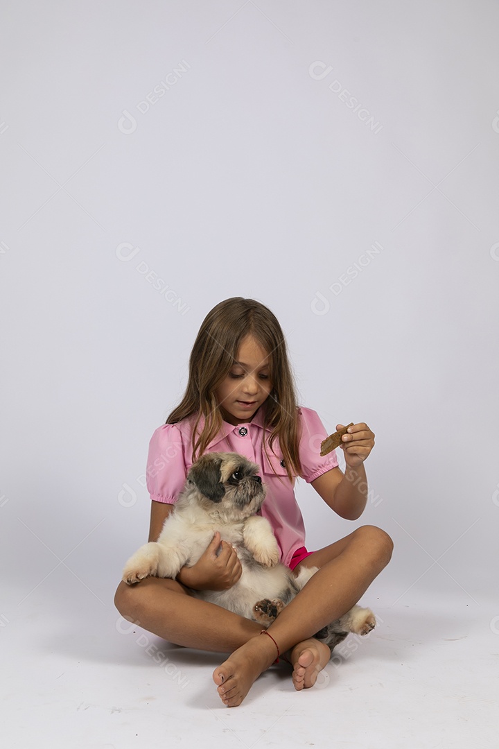 Linda garotinha brincando com seu fofinho cachorro fundo isolado branco