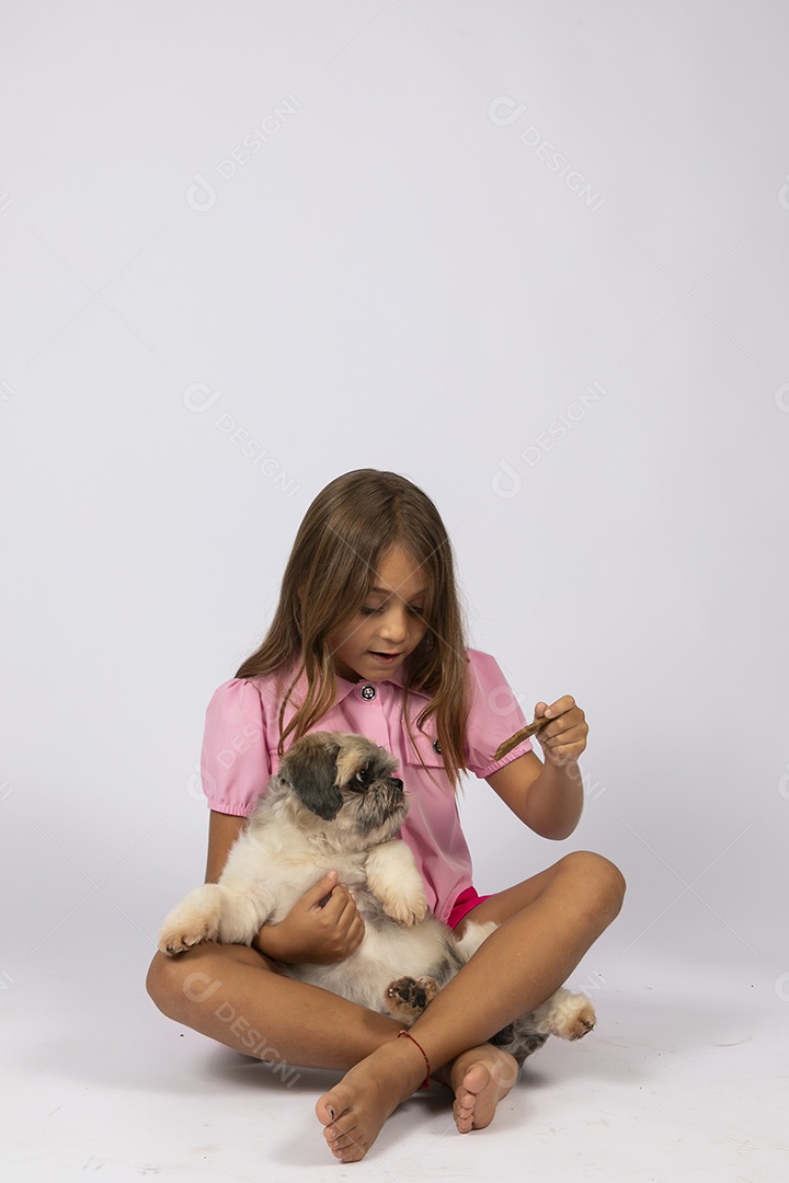Linda garotinha brincando com seu fofinho cachorro fundo isolado branco