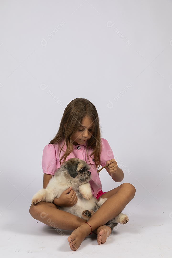 Linda garotinha brincando com seu fofinho cachorro fundo isolado branco