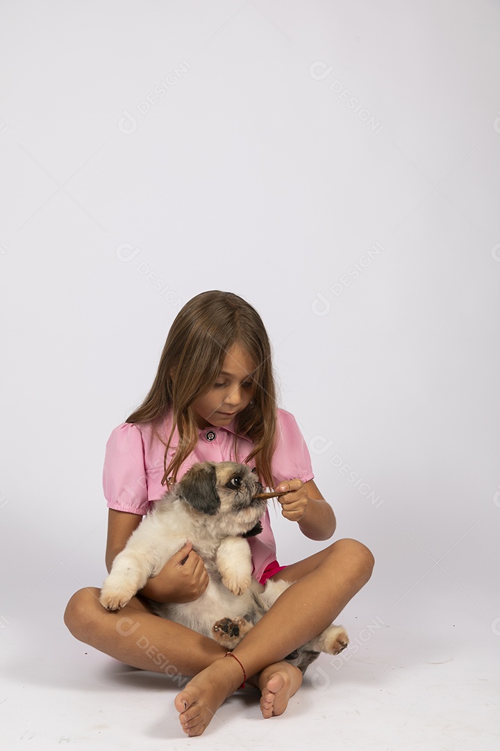 Linda garotinha brincando com seu fofinho cachorro fundo isolado branco