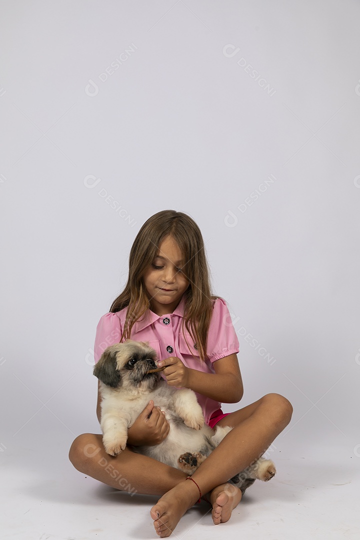 Linda garotinha brincando com seu fofinho cachorro fundo isolado branco
