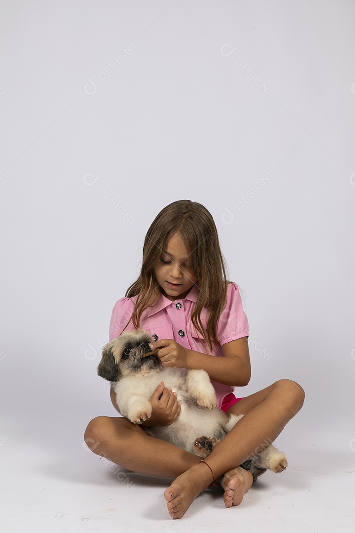 Linda garotinha brincando com seu fofinho cachorro fundo isolado branco