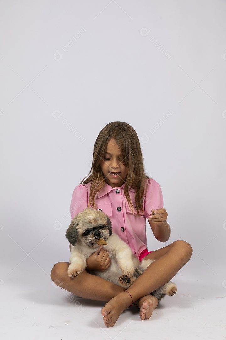 Linda garotinha brincando com seu fofinho cachorro fundo isolado branco