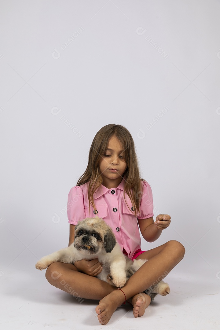 Linda garotinha brincando com seu fofinho cachorro fundo isolado branco