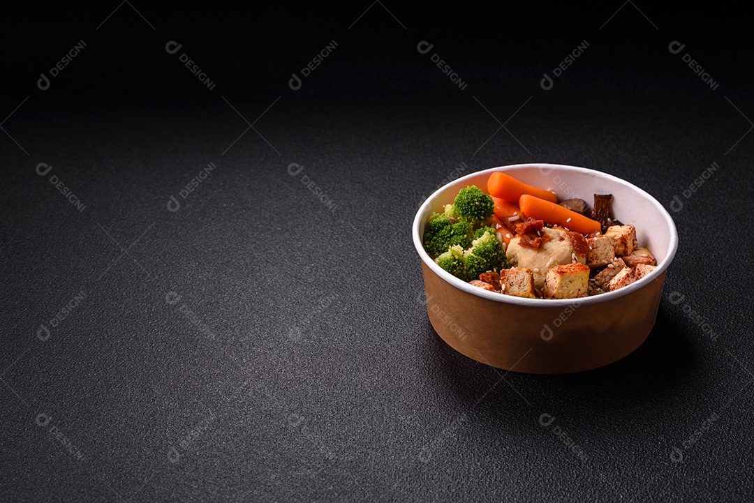 Imagem mostra um tigela de quinoa com vegetais, que se assemelha a uma salada de quinoa