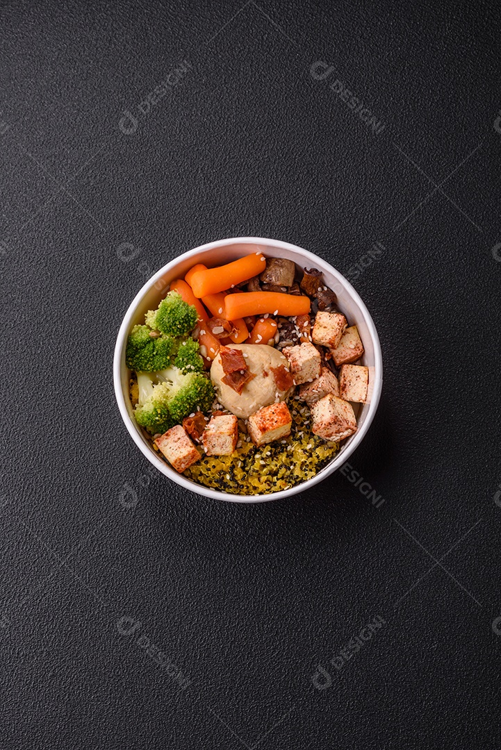 Imagem mostra um tigela de quinoa com vegetais, que se assemelha a uma salada de quinoa