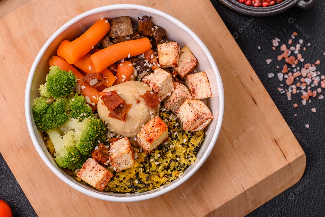 Imagem mostra um prato de quinoa com vegetais, que se assemelha a uma salada de quinoa