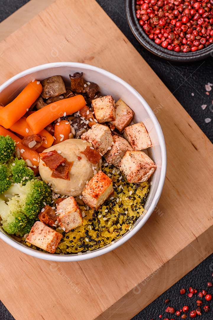 Imagem mostra um prato de quinoa com vegetais, que se assemelha a uma salada de quinoa