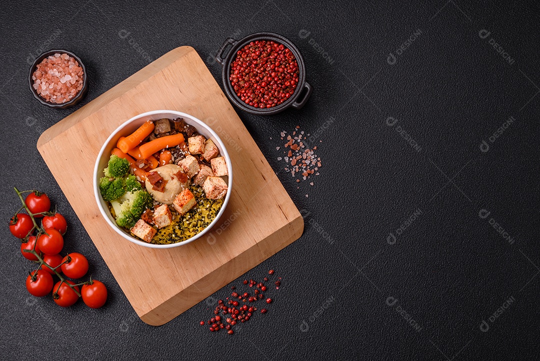 Imagem mostra um prato de quinoa com vegetais, que se assemelha a uma salada de quinoa