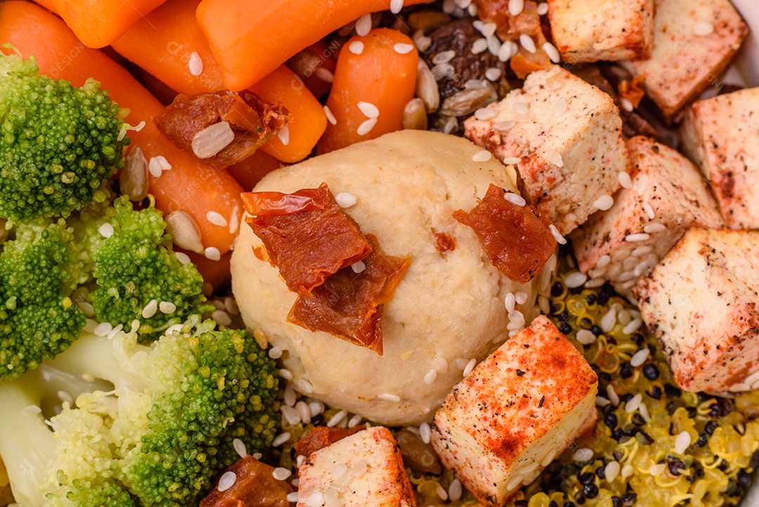 Imagem mostra um prato de quinoa com vegetais, que se assemelha a uma salada de quinoa
