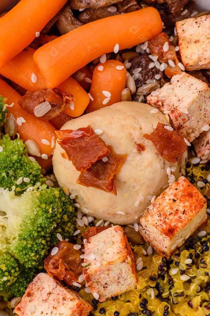 Imagem mostra um prato de quinoa com vegetais, que se assemelha a uma salada de quinoa