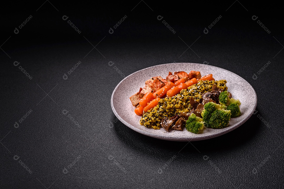 Imagem mostra um prato de quinoa com vegetais, que se assemelha a uma salada de quinoa