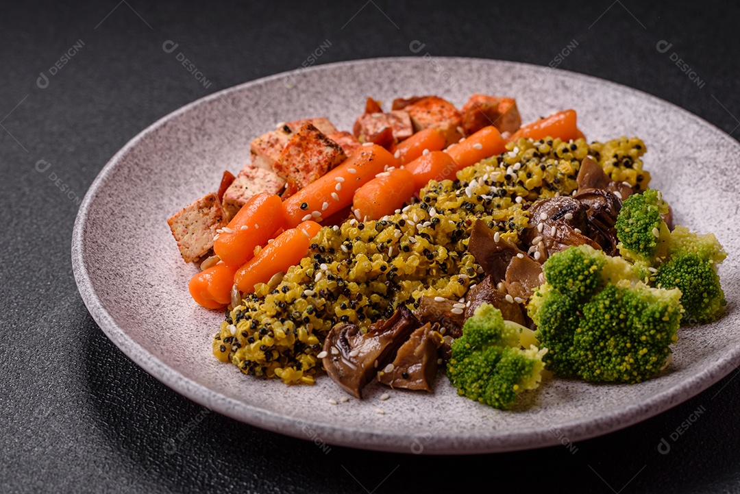 Imagem mostra um prato de quinoa com vegetais, que se assemelha a uma salada de quinoa