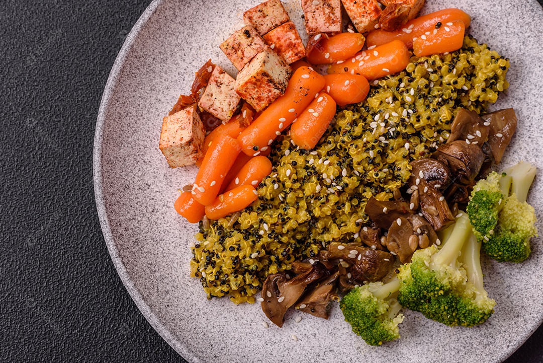 Imagem mostra um prato de quinoa com vegetais, que se assemelha a uma salada de quinoa