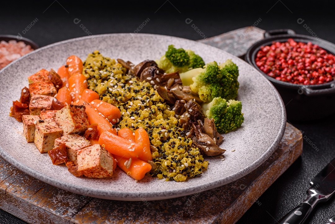Imagem mostra um prato de quinoa com vegetais, que se assemelha a uma salada de quinoa