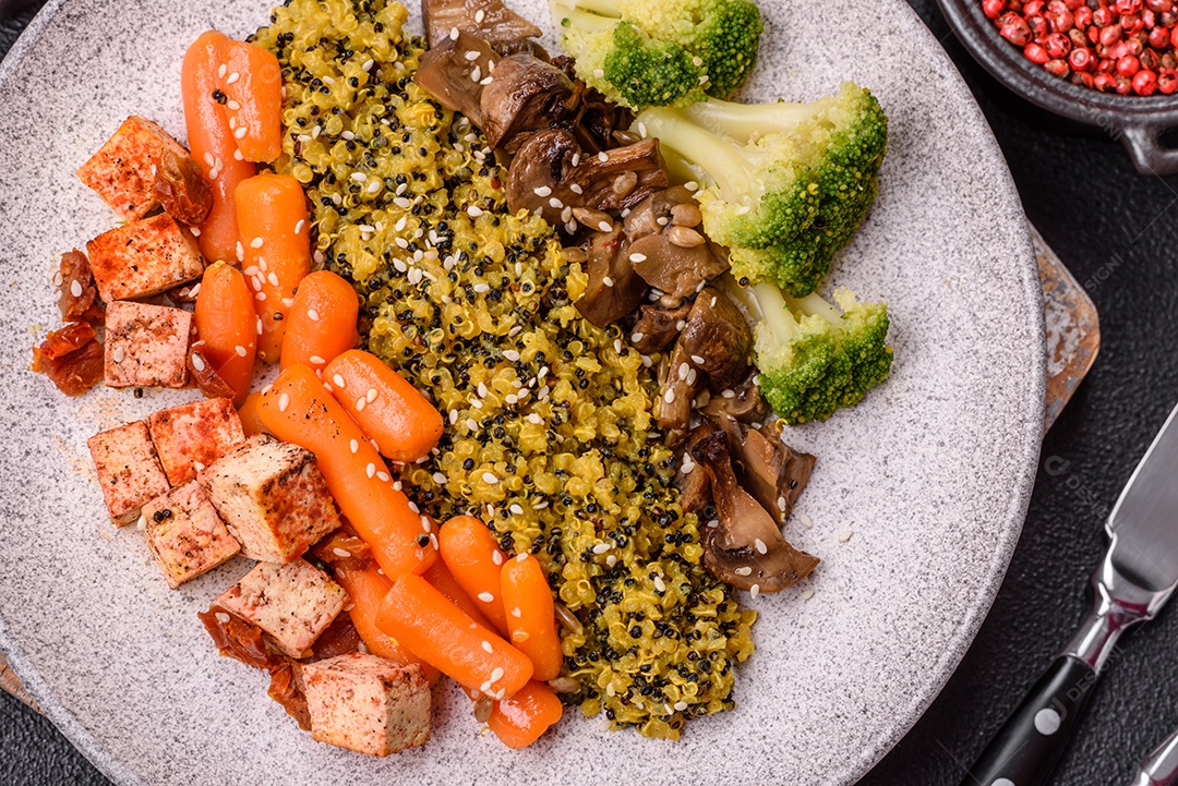 Imagem mostra um prato de quinoa com vegetais, que se assemelha a uma salada de quinoa