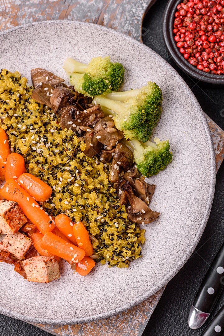 Imagem mostra um prato de quinoa com vegetais, que se assemelha a uma salada de quinoa