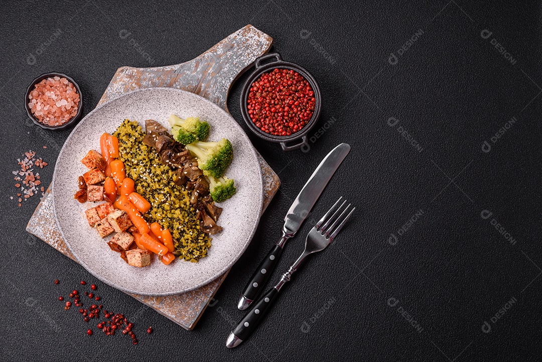 Imagem mostra um prato de quinoa com vegetais, que se assemelha a uma salada de quinoa